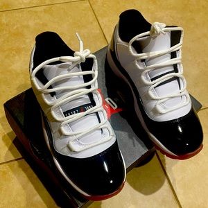 Air Jordan Retro 11 Low Youth Boys Size 5